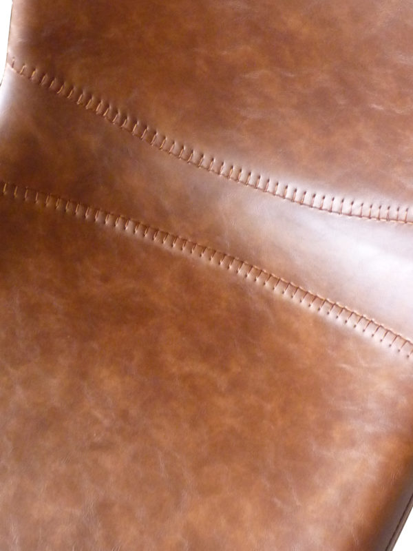 Detail barkruk met donkerbruin kunstleer