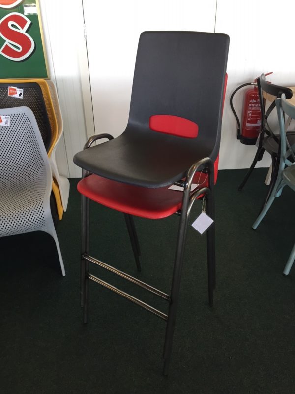 Stapelbare horecabarkruk met kunststof kuip en stalen frame
